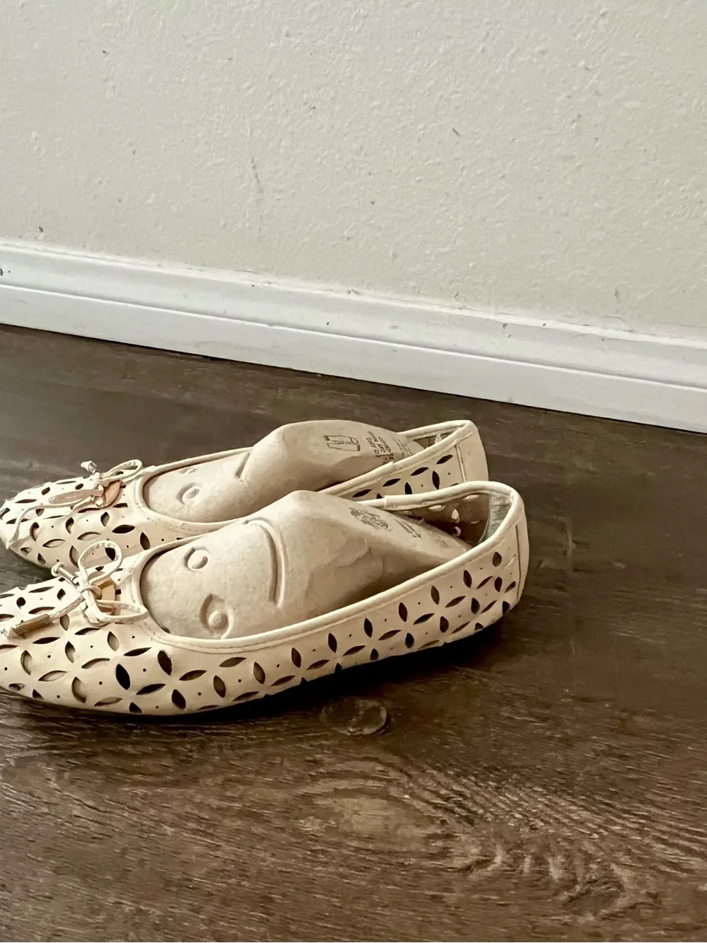 WHIT Cream Laser-Cut Bow Detail Ballet Flats